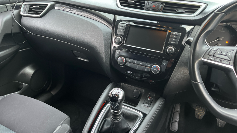 Nissan Qashqai 1.3 DiG-T N-Connecta 5dr [Glass Roof Pack] Petrol Hatchback